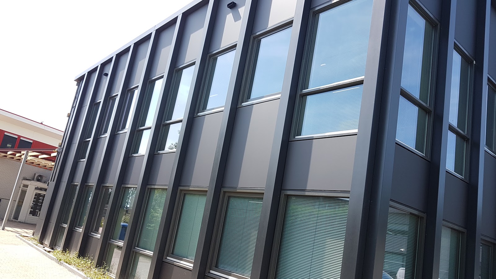 Gevelbeplating verlijmd met Quickbond